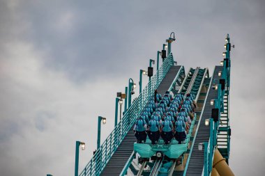 Orlando, Florida 'da. 25 Temmuz 2019. SeaWorld 1 ' de Kraken Rollercoaster zevk insanların üst görünümü