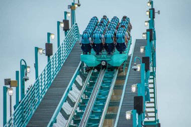 Orlando, Florida 'da. 25 Temmuz 2019. SeaWorld 2 ' de Kraken Rollercoaster zevk insanların üst görünümü
