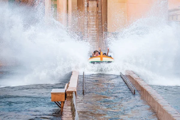 Orlando, Florida 'da. 25 Temmuz 2019. İnsanlar eğlenceli seyahat Atlantis, SeaWorld 31 de muhteşem sıçrama ile