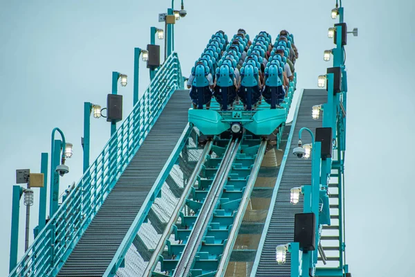 Orlando, Florida 'da. 25 Temmuz 2019. SeaWorld 3 de Kraken Rollercoaster zevk insanların üst görünümü