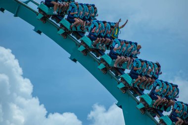 Orlando, Florida. 26 Temmuz 2019. Seaworld Kraken rollercoaster zevk İnsanlar (3).