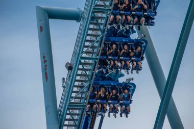Orlando, Florida. 26 Temmuz 2019. İnsanlar Seaworld yaz tatili sırasında Manta Ray rollercoaster zevk (2)