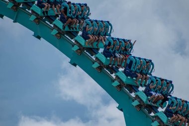 Orlando, Florida. 26 Temmuz 2019. Seaworld Kraken rollercoaster zevk İnsanlar (5).