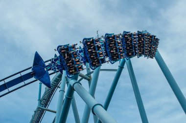 Orlando, Florida. 26 Temmuz 2019. İnsanlar Seaworld yaz tatili sırasında Manta Ray rollercoaster zevk (3)