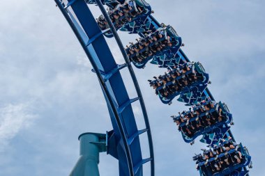 Orlando, Florida. 26 Temmuz 2019. İnsanlar Seaworld yaz tatili sırasında Manta Ray rollercoaster zevk (5).