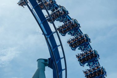 Orlando, Florida. 26 Temmuz 2019. İnsanlar Seaworld yaz tatili sırasında Manta Ray rollercoaster zevk (6).
