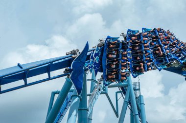 Orlando, Florida. 26 Temmuz 2019. İnsanlar Seaworld yaz tatili sırasında Manta Ray rollercoaster zevk (8)