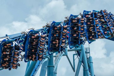 Orlando, Florida. 26 Temmuz 2019. İnsanlar Seaworld yaz tatili sırasında Manta Ray rollercoaster zevk (10).