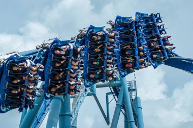 Orlando, Florida. 26 Temmuz 2019. İnsanlar Seaworld yaz tatili sırasında Manta Ray rollercoaster zevk (11).