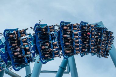 Orlando, Florida. 26 Temmuz 2019. İnsanlar Seaworld yaz tatili sırasında Manta Ray rollercoaster zevk (12).