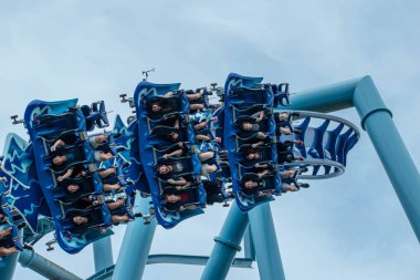 Orlando, Florida. 26 Temmuz 2019. İnsanlar Seaworld yaz tatili sırasında Manta Ray rollercoaster zevk (13).