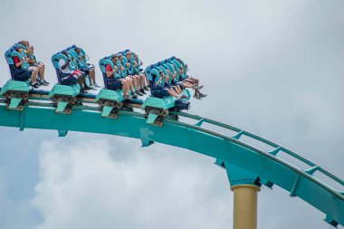 Orlando, Florida. 26 Temmuz 2019. İnsanlar Seaworld (1) de eğlenceli inanılmaz Kraken rollercoaster sahip).