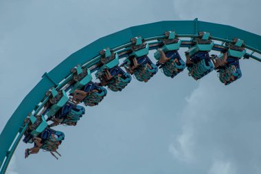 Orlando, Florida. 26 Temmuz 2019. İnsanlar Seaworld yaz tatili sırasında eğlenceli Kraken rollercoaster (1).
