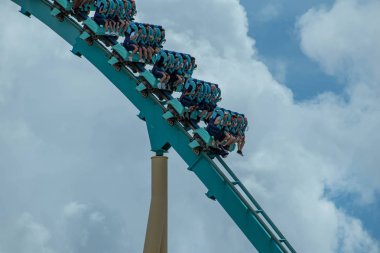 Orlando, Florida. 26 Temmuz 2019. İnsanlar Seaworld yaz tatili sırasında eğlenceli Kraken rollercoaster (3).