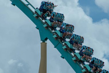 Orlando, Florida. 26 Temmuz 2019. İnsanlar Seaworld yaz tatili sırasında eğlenceli Kraken rollercoaster (4)