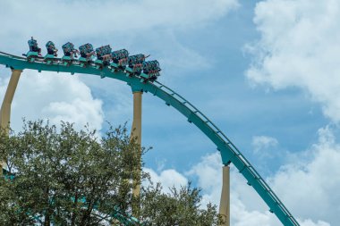 Orlando, Florida. 26 Temmuz 2019. İnsanlar Seaworld yaz tatili sırasında eğlenceli Kraken rollercoaster (5).