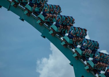 Orlando, Florida. 26 Temmuz 2019. İnsanlar Seaworld yaz tatili sırasında eğlenceli Kraken rollercoaster (10)