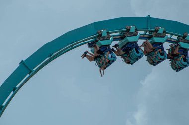 Orlando, Florida. 26 Temmuz 2019. İnsanlar Seaworld yaz tatili sırasında kraken rollercoaster eğlenmek (11)