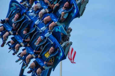 Orlando, Florida. 26 Temmuz 2019. İnsanlar çığlık, gülme ve Seaworld Manta Ray rollercoaster zevk (19).