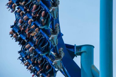 Orlando, Florida. 26 Temmuz 2019. İnsanlar çığlık, gülme ve Seaworld (28) de Manta Ray rollercoaster zevk).