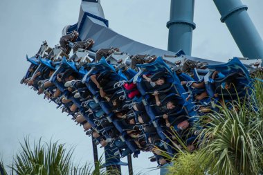 Orlando, Florida. 26 Temmuz 2019. Seaworld inanılmaz Manta Ray rollercoaster zevk insanların üst görünümü (2)