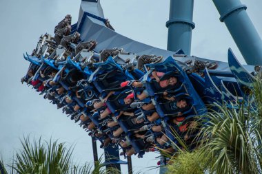 Orlando, Florida. 26 Temmuz 2019. Seaworld inanılmaz Manta Ray rollercoaster zevk insanların üst görünümü (1)
