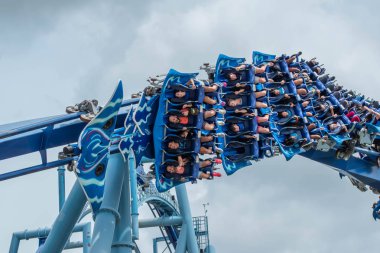 Orlando, Florida. 26 Temmuz 2019. Seaworld inanılmaz Manta Ray rollercoaster zevk insanların üst görünümü (3)
