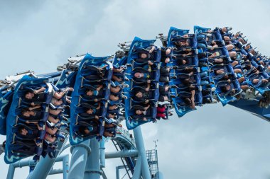 Orlando, Florida. 26 Temmuz 2019. Seaworld inanılmaz Manta Ray rollercoaster zevk insanların üst görünümü (5).