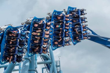 Orlando, Florida. 26 Temmuz 2019. Seaworld inanılmaz Manta Ray rollercoaster zevk insanların üst görünümü (6).