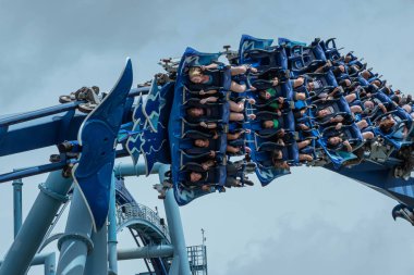 Orlando, Florida. 26 Temmuz 2019. Seaworld inanılmaz Manta Ray rollercoaster zevk insanların üst görünümü (9)