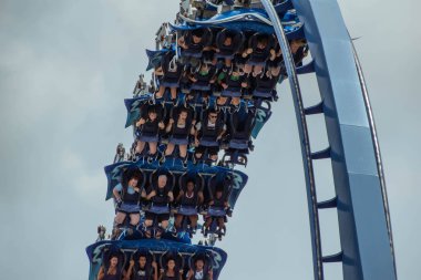 Orlando, Florida. 26 Temmuz 2019. Seaworld inanılmaz Manta Ray rollercoaster zevk insanların üst görünümü (7)