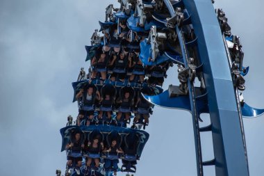 Orlando, Florida. 26 Temmuz 2019. Seaworld inanılmaz Manta Ray rollercoaster zevk insanların üst görünümü (8).