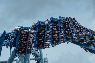 Orlando, Florida. 26 Temmuz 2019. Seaworld inanılmaz Manta Ray rollercoaster zevk insanların üst görünümü (10)