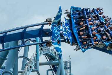 Orlando, Florida. 26 Temmuz 2019. Seaworld inanılmaz Manta Ray rollercoaster zevk insanların üst görünümü (13).