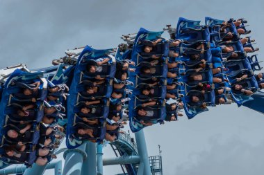 Orlando, Florida. 26 Temmuz 2019. Seaworld inanılmaz Manta Ray rollercoaster zevk insanların üst görünümü (12).