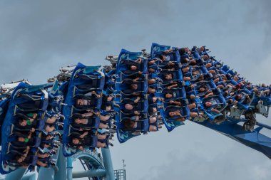 Orlando, Florida. 26 Temmuz 2019. Seaworld inanılmaz Manta Ray rollercoaster zevk insanların üst görünümü (11).