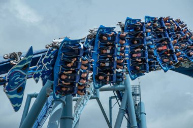Orlando, Florida. 26 Temmuz 2019. Seaworld inanılmaz Manta Ray rollercoaster zevk insanların üst görünümü (15)