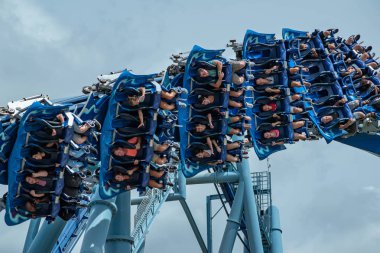 Orlando, Florida. 26 Temmuz 2019. Seaworld inanılmaz Manta Ray rollercoaster zevk insanların üst görünümü (17).