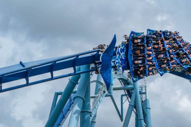Orlando, Florida. 26 Temmuz 2019. Seaworld inanılmaz Manta Ray rollercoaster zevk insanların üst görünümü (18)
