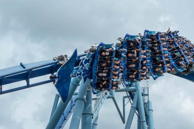 Orlando, Florida. 26 Temmuz 2019. Seaworld inanılmaz Manta Ray rollercoaster zevk insanların üst görünümü (19)