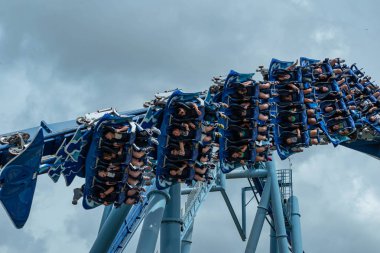 Orlando, Florida. 26 Temmuz 2019. Seaworld inanılmaz Manta Ray rollercoaster zevk insanların üst görünümü (20).
