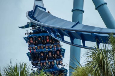 Orlando, Florida. 26 Temmuz 2019. Seaworld inanılmaz Manta Ray rollercoaster zevk insanların üst görünümü (22)