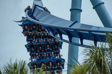Orlando, Florida. 26 Temmuz 2019. Seaworld inanılmaz Manta Ray rollercoaster zevk insanların üst görünümü (23).