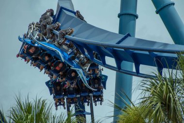 Orlando, Florida. 26 Temmuz 2019. Seaworld inanılmaz Manta Ray rollercoaster zevk insanların üst görünümü (24).