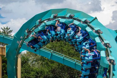 Orlando, Florida. 31 Temmuz 2019. İnsanlar Seaworld yaz tatili sırasında inanılmaz Kraken rollercoaster zevk (1).