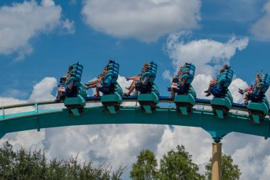  Orlando, Florida. 31 Temmuz 2019. İnsanlar Seaworld (4 yaz tatili sırasında inanılmaz Kraken rollercoaster zevk)