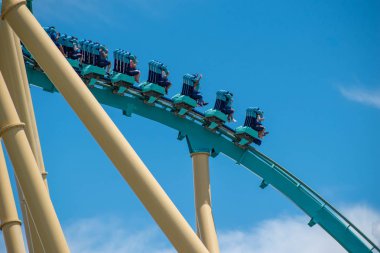 Orlando, Florida. 31 Temmuz 2019. İnsanlar Seaworld yaz tatili sırasında inanılmaz Kraken rollercoaster zevk (8).