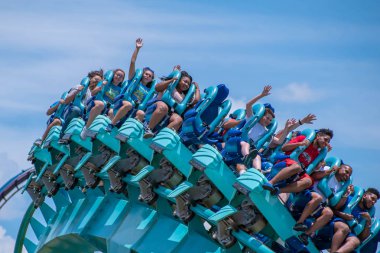 Orlando, Florida. 31 Temmuz 2019. İnsanlar Seaworld (26) yaz tatili sırasında inanılmaz Kraken rollercoaster zevk).