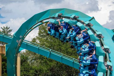 Orlando, Florida. 31 Temmuz 2019. İnsanlar Seaworld (82 yaz tatili sırasında inanılmaz Kraken rollercoaster zevk).