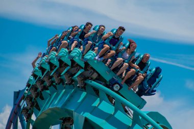 Orlando, Florida. 31 Temmuz 2019. İnsanlar Seaworld yaz tatili sırasında Kraken rollercoaster sürme zevk (1).